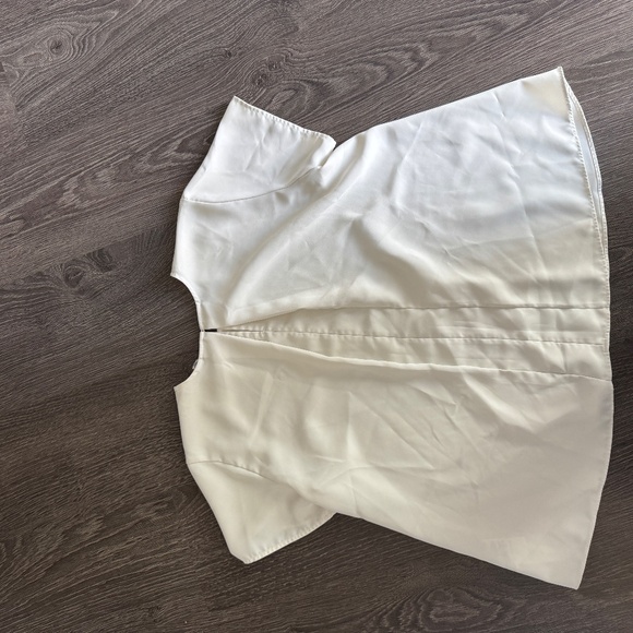 Uniqlo White Short Sleeve Blouse – Size Small - Picture 8 of 9